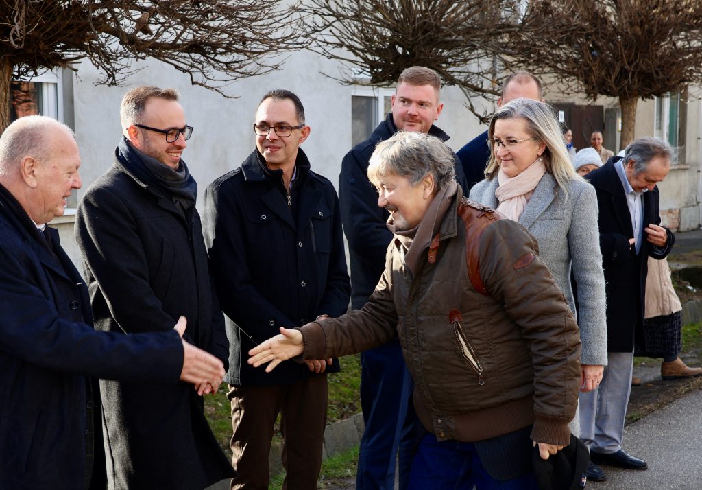 Koszorúzás Páger Antal makói szülőházánál, 2026. január 25-én. Fotó: Jeszenszky Zoltán