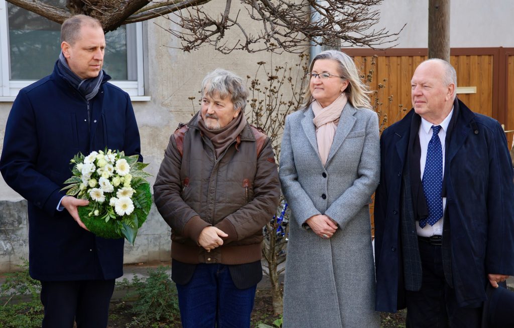 Koszorúzás Páger Antal makói szülőházánál, 2026. január 25-én. Fotó: Jeszenszky Zoltán