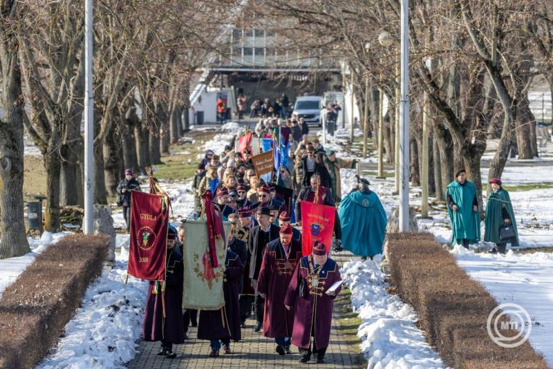 Felvonulnak a borrendek a Szent Vince napja alkalmából tartott ünnepségen az Ópusztaszeri Nemzeti Történeti Emlékparkban 2026. január 24-én. A rendezvény keretében tartott Vince-napi vesszővágáson jó szőlőtermést jósoltak a környékbeli hegyközségek gazdái és a borrendek képviselői. MTI/Rosta Tibor