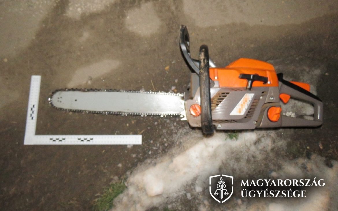 A Szegedi Járási Ügyészség felfegyverkezve elkövetett garázdaság bűntettével és zaklatás vétségével gyanúsítja a férfit. Fotó: ügyészség