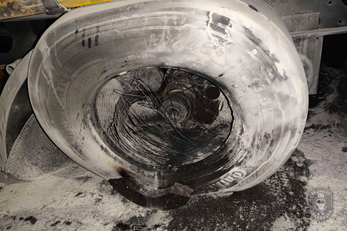 Határvadászok oltották el egy teherautó kigyulladt kerekét Kövegy mellett. Fotó: police.hu