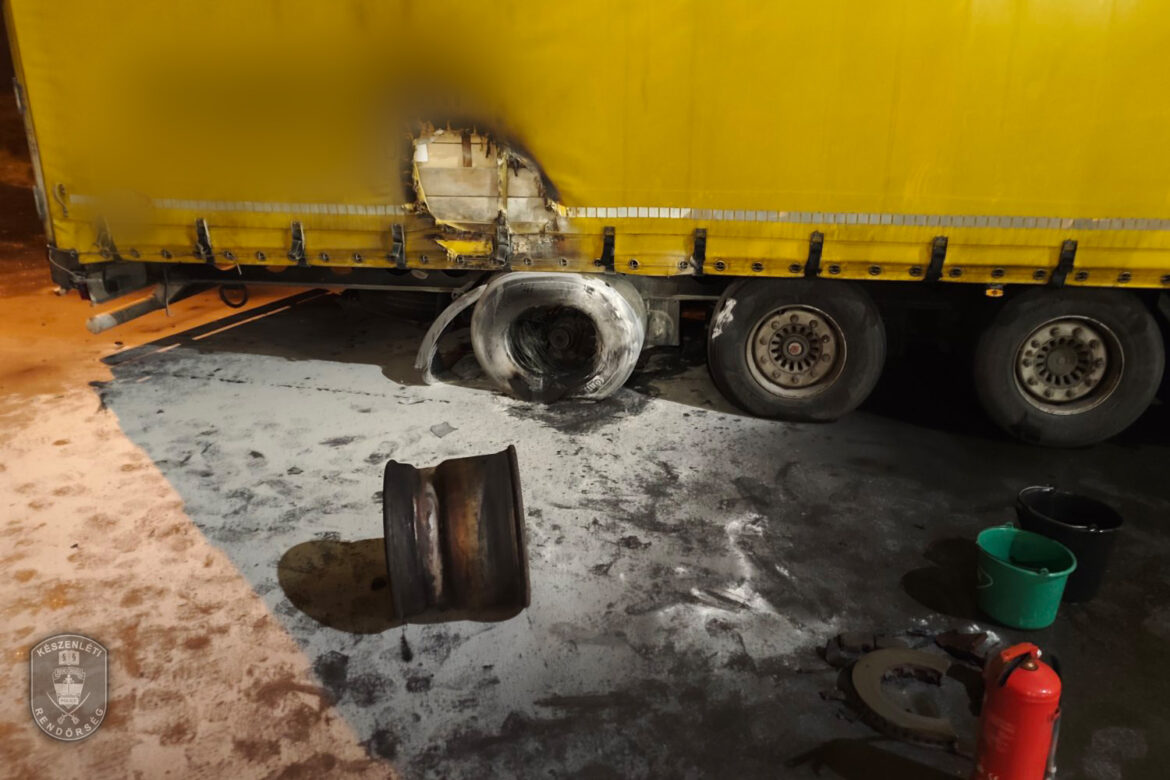 Határvadászok oltották el egy teherautó kigyulladt kerekét Kövegy mellett. Fotó: police.hu