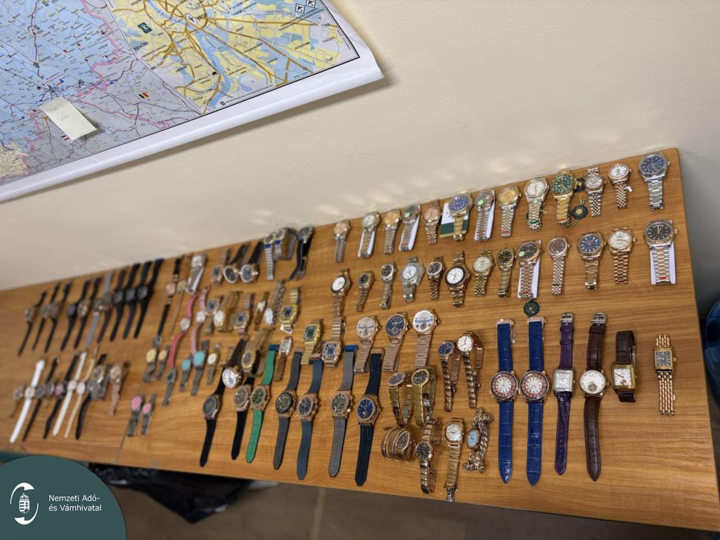 luxusórák másolatait foglalták le Röszkén, fotó: NAV