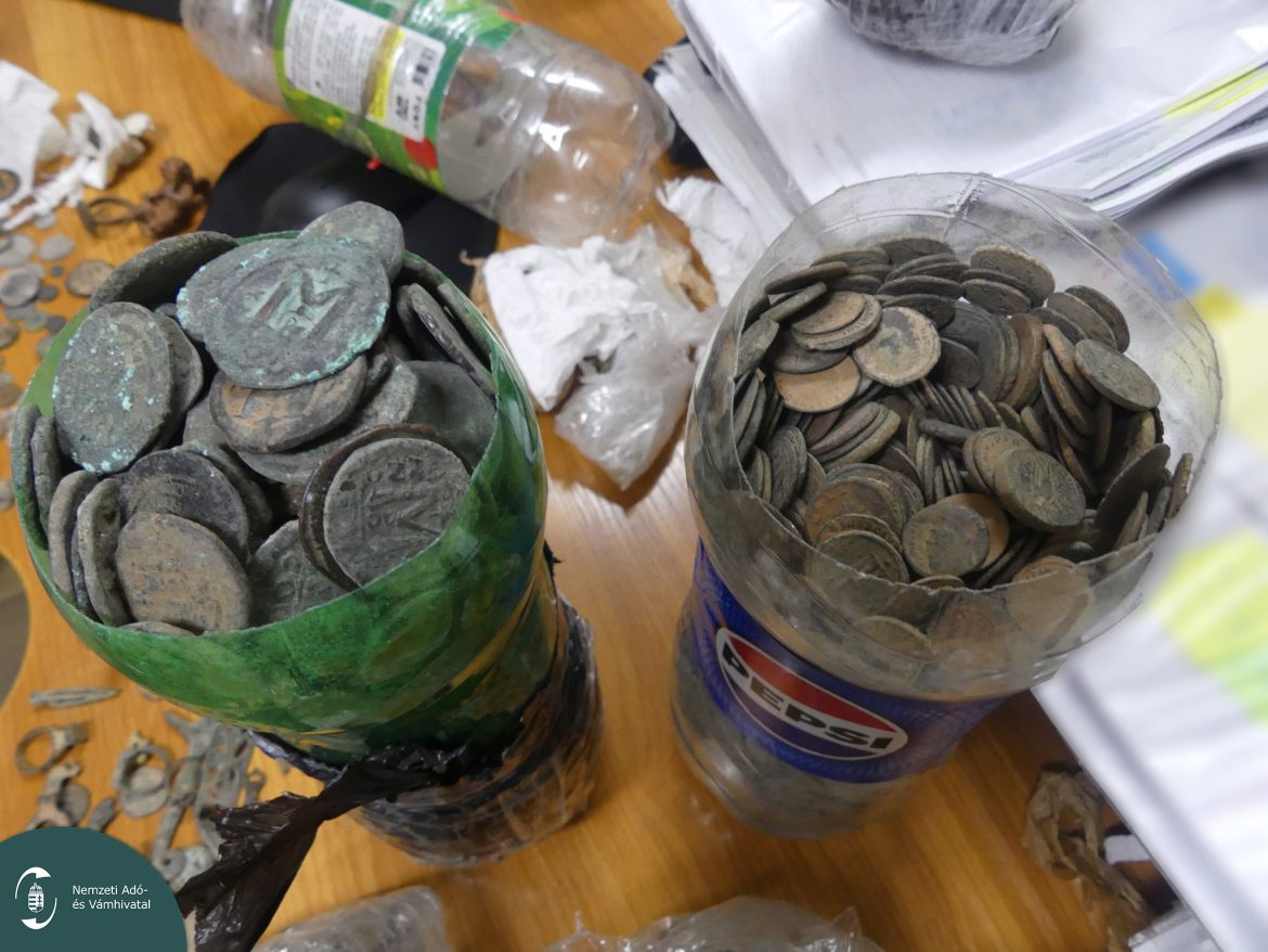 Kólásüvegekben próbált ókori pénzérméket, régiségeket Magyarországra csempészni. Fotó: NAV