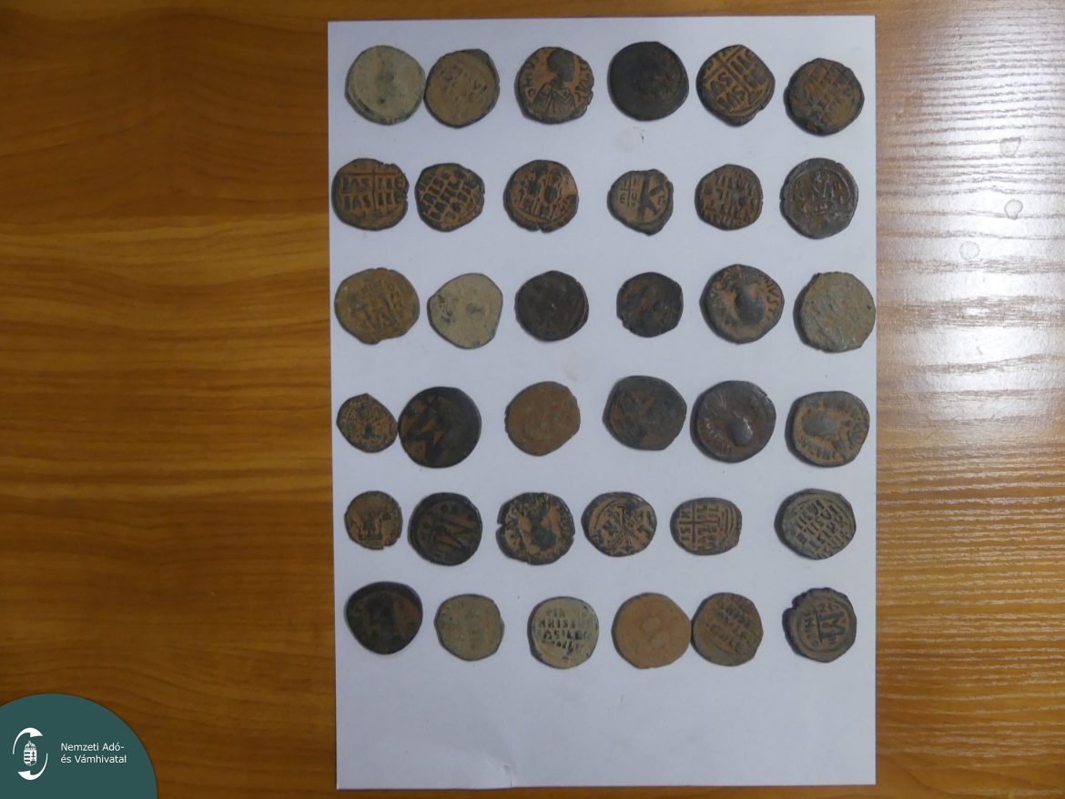 Kólásüvegekben próbált ókori pénzérméket, régiségeket Magyarországra csempészni. Fotó: NAV