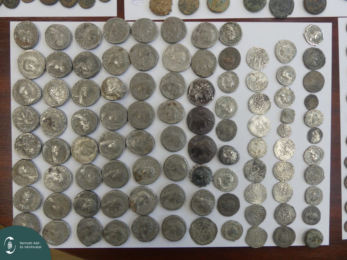 Kólásüvegekben próbált ókori pénzérméket, régiségeket Magyarországra csempészni. Fotó: NAV