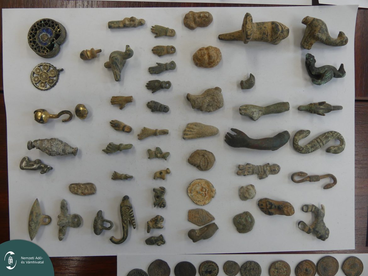 Kólásüvegekben próbált ókori pénzérméket, régiségeket Magyarországra csempészni. Fotó: NAV