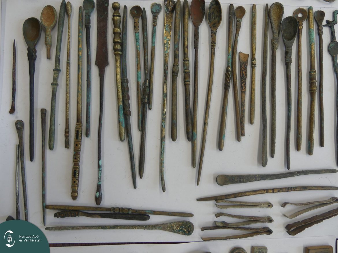 Kólásüvegekben próbált ókori pénzérméket, régiségeket Magyarországra csempészni. Fotó: NAV