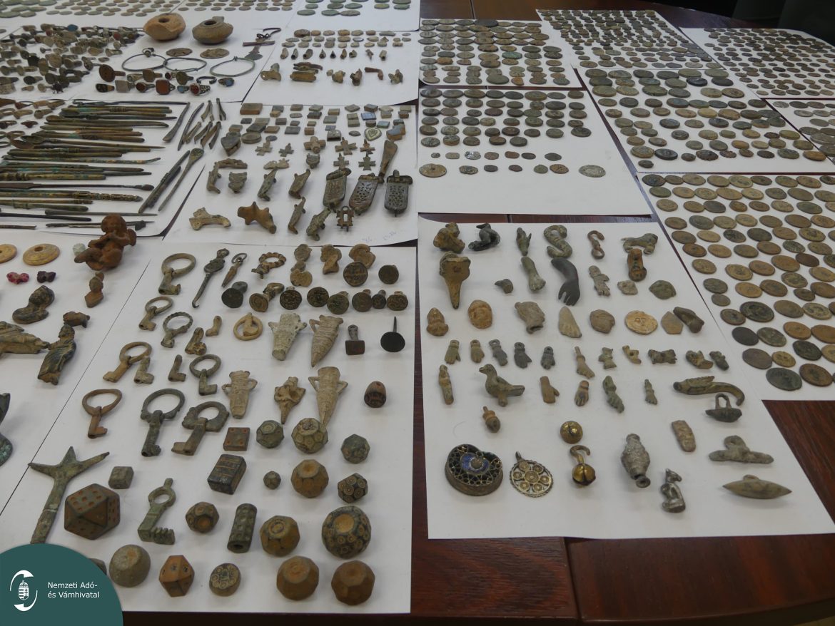 Kólásüvegekben próbált ókori pénzérméket, régiségeket Magyarországra csempészni. Fotó: NAV