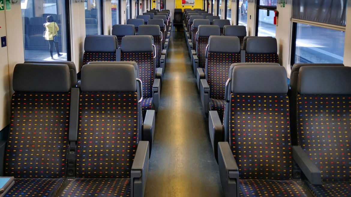 vonat, fotó: Fotó: La Son: https://www.pexels.com/hu-hu/foto/ures-vonat-4004373/