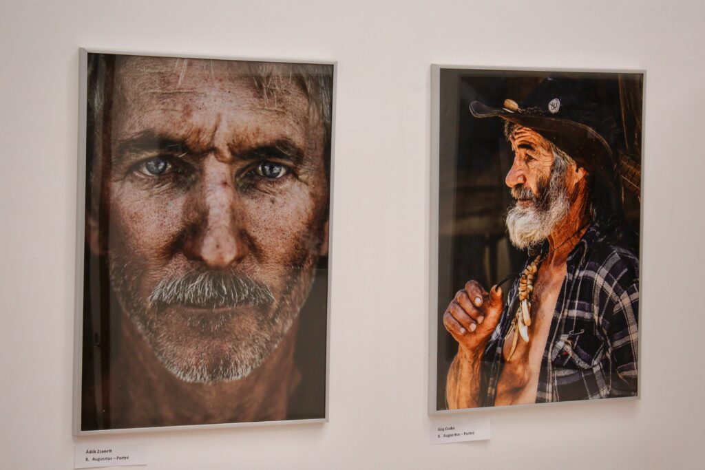 Ádók Zsanett és Góg Csaba képeiből nyílt kiállítás a makói József Attila Városi Könyvtárban. Fotó: Jeszenszky Zoltán