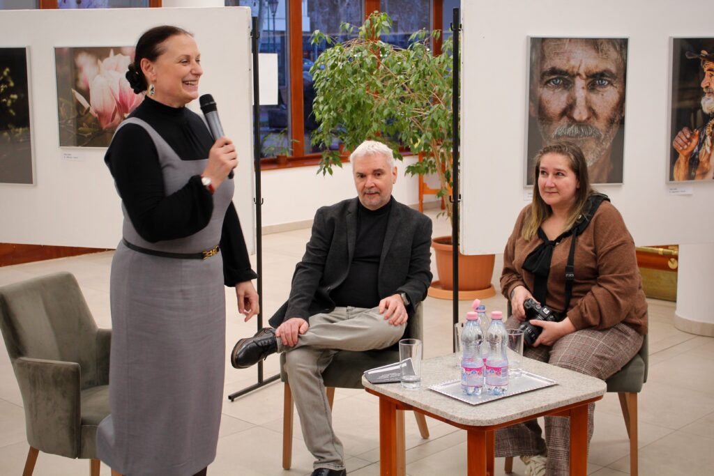 Ádók Zsanett és Góg Csaba képeiből nyílt kiállítás a makói József Attila Városi Könyvtárban. Fotó: Jeszenszky Zoltán