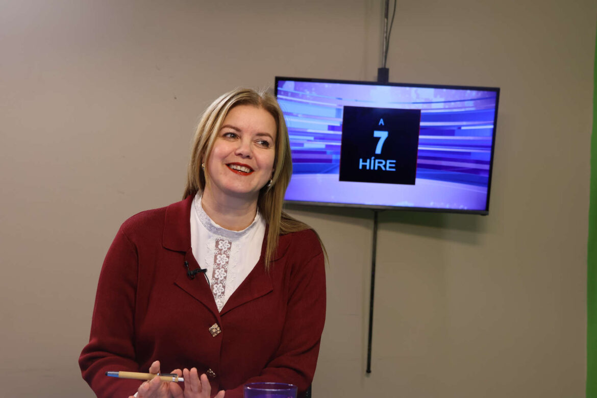 Botlik Anita, önkormányzati képviselő, Makó A 7 híre című műsorban, 2026-ban. Fotó: Makói Városi Televízió