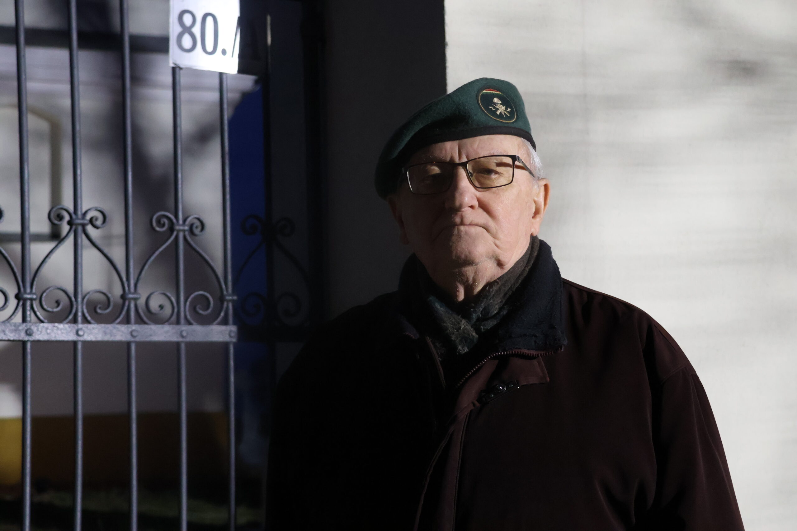 Kovács Sándor önkormányzati képviselő a makói Kálvária-kápolna előtt. Fotó: Halmágyi Gábor