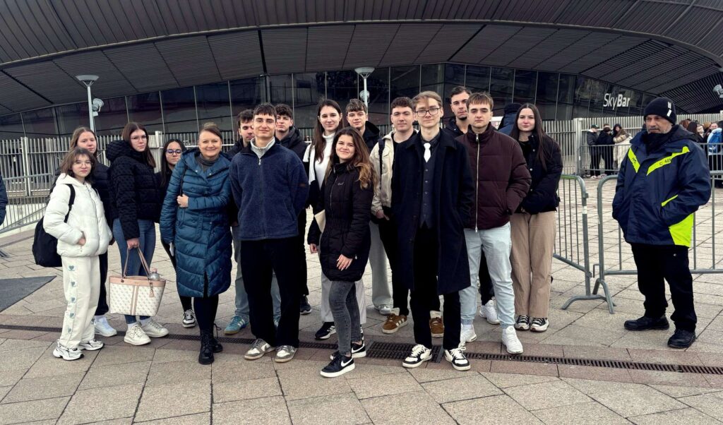 A Keri csapata a Jókai Mór születésének 200. évfordulója alkalmából szervezett rendezvénysorozat záróünnepségén. Fotó: HSZC Makói Návay Lajos Technikum és Kollégium 