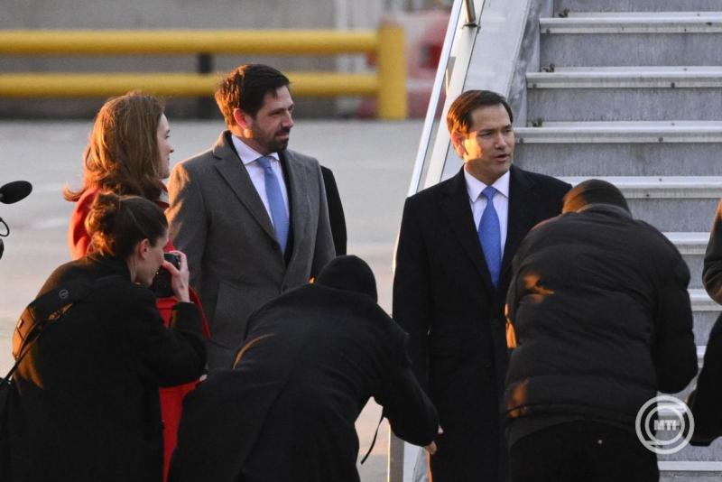 Magyar Levente, a Külgazdasági és Külügyminisztérium parlamenti államtitkára (b3) fogadja Marco Rubio amerikai külügyminisztert (j2) a Liszt Ferenc Nemzetközi Repülőtéren 2026. február 15-én. Marco Rubio másnap, február 16-án Orbán Viktor miniszterelnökkel tárgyal a Karmelita kolostorban. MTI/Bodnár Boglárka