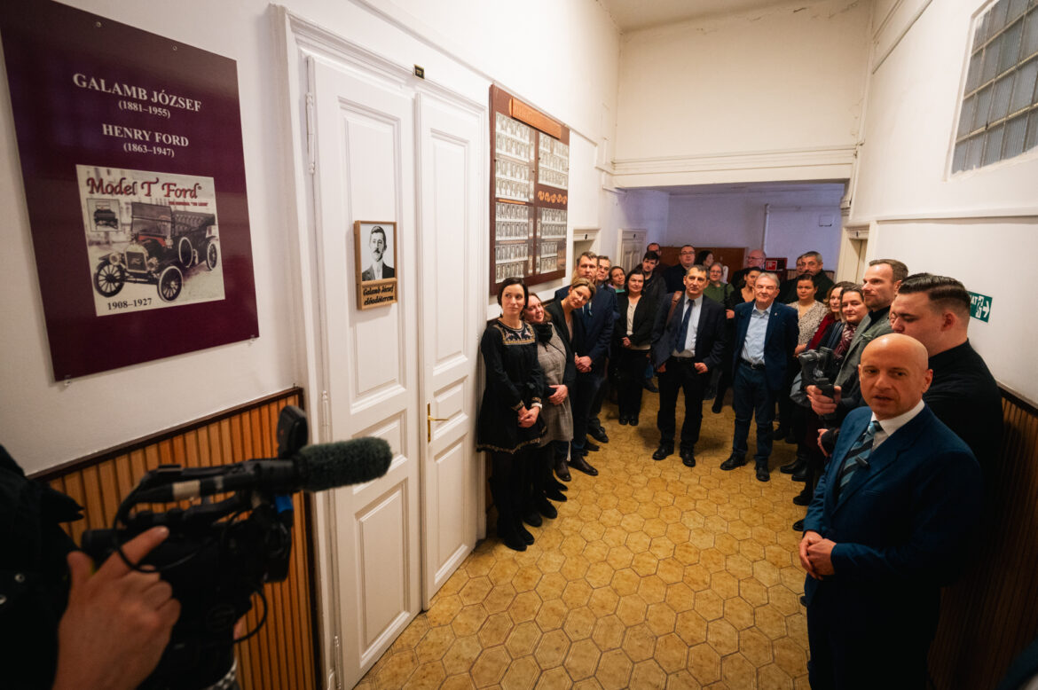 Galamb József születésének 145. évfordulója alkalmából az SZTE Mérnöki Karán egy előadótermet neveztek el a világhírű mérnökről, valamint az életútját bemutató állandó kiállítást nyitottak meg. Fotó: SZTE/ Kovács-Jerney Ádám