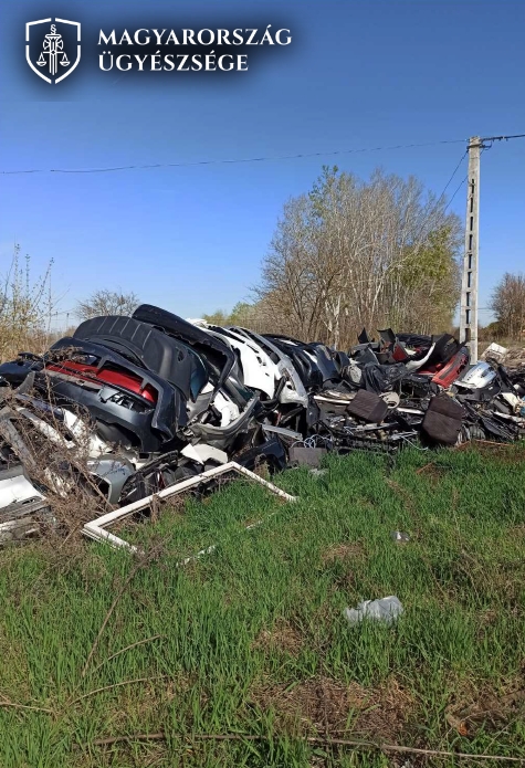 Hulladékhegyek egy Szeged közeli tanyán. Fotó: ügyészség