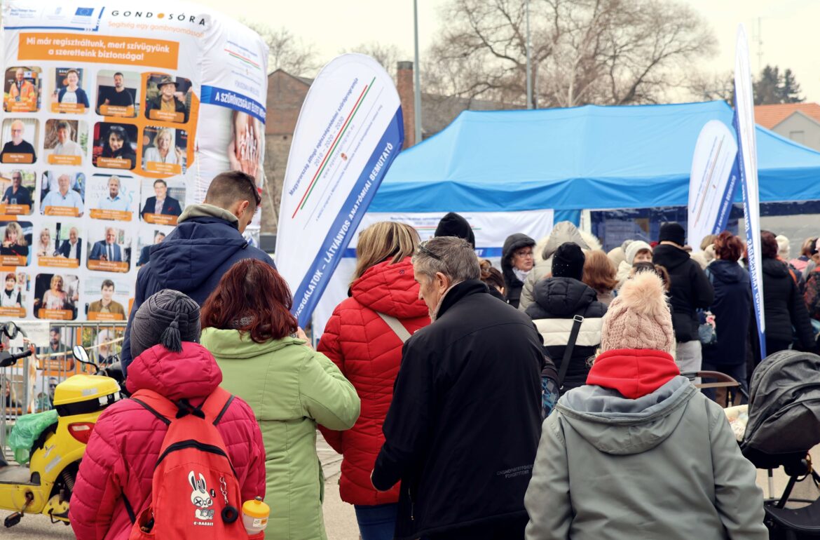 Makóra érkezett a Magyarország átfogó egészségvédelmi szűrőprogramja, és például kardiológiai, szemészeti, fogászati és tüdőgyógyászati vizsgálatokon vehettek részt az érdeklődők. Fotó: Jeszenszky Zoltán
