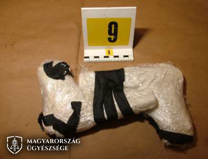 Fegyverarzenált rejtett a bőrönd a Röszkén. Fotó: ügyészség