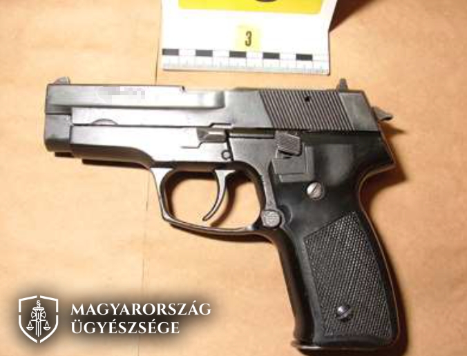 Fegyverarzenált rejtett a bőrönd a Röszkén. Fotó: ügyészség