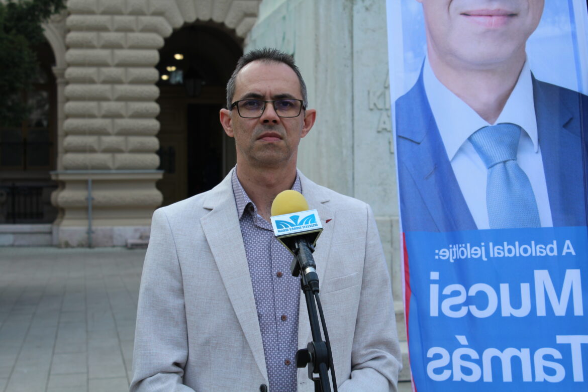 Mucsi Tamás, képviselőjelölt, Hódmezővásárhely, 2026. 03. 20., a Kossuth téren tartott sajtótájékoztatója fotó: Borka Péter