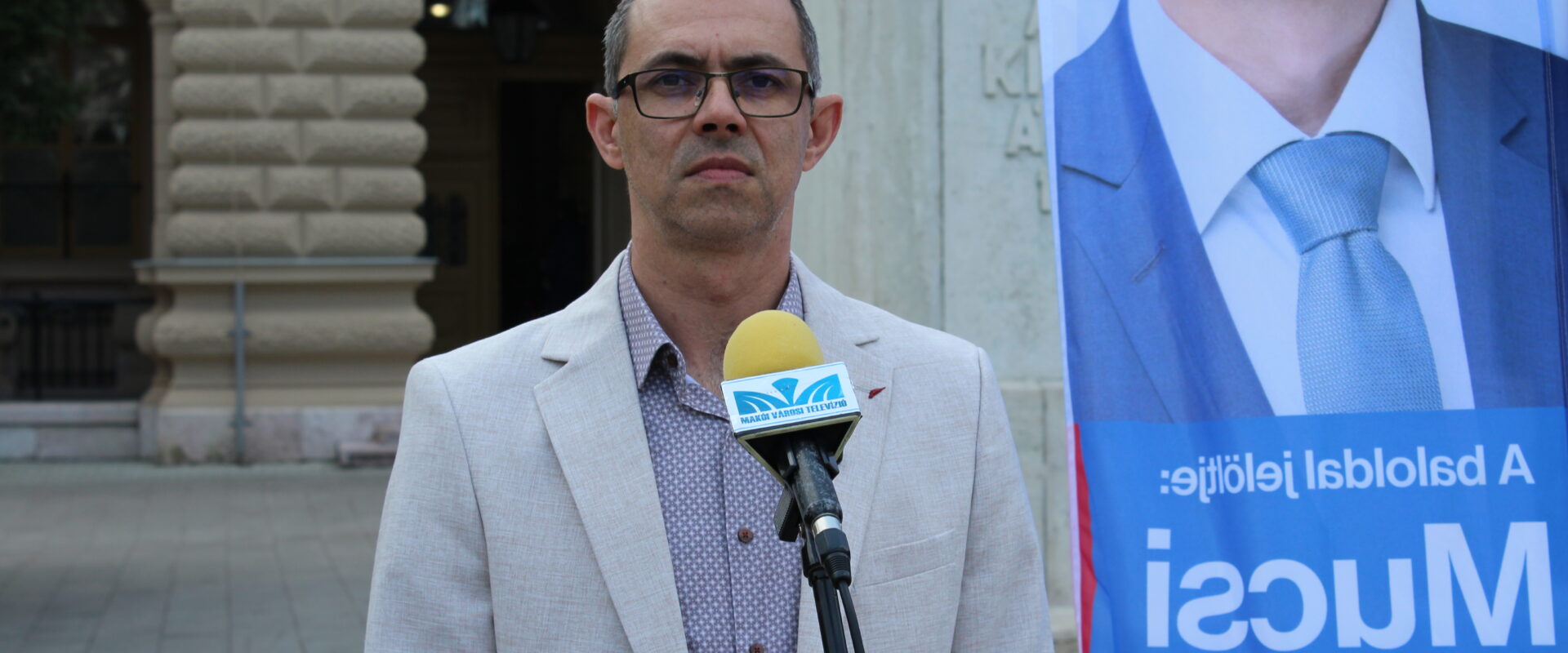 Mucsi Tamás, képviselőjelölt, Hódmezővásárhely, 2026. 03. 20., a Kossuth téren tartott sajtótájékoztatója fotó: Borka Péter