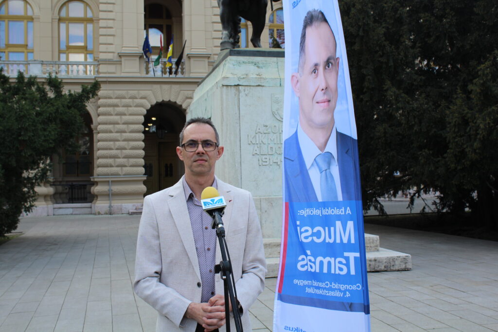 Mucsi Tamás, képviselőjelölt, Hódmezővásárhely, 2026. 03. 20., a Kossuth téren tartott sajtótájékoztatója fotó: Borka Péter