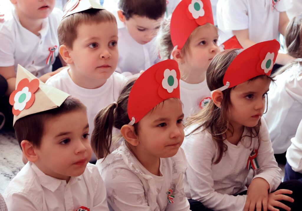 Makó, Makói Óvoda Kassai utcai tagintézménye, 1848-as műsor, Makói Általános Iskola zenekara, fotó: Jeszenszky Zoltán