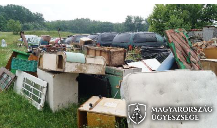 A vádlott autóbontásból származó roncsokat, köztük veszélyes hulladékot a tanyáján. Fotó: ügyészség