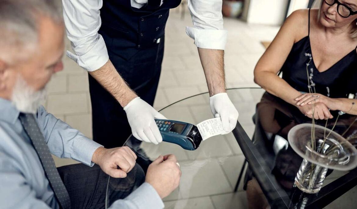 pincér, Fotó: Yan Krukau: https://www.pexels.com/hu-hu/foto/etterem-ferfi-par-no-6816381/